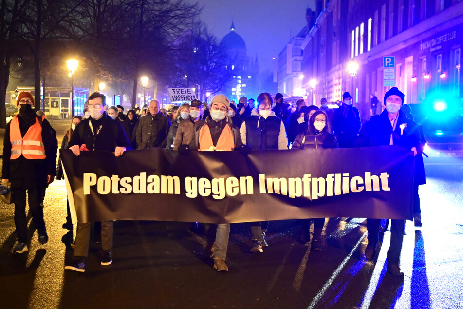 Die Demonstranten in Brandenburg protestierten unter anderem gegen eine geplante Impfpflicht.