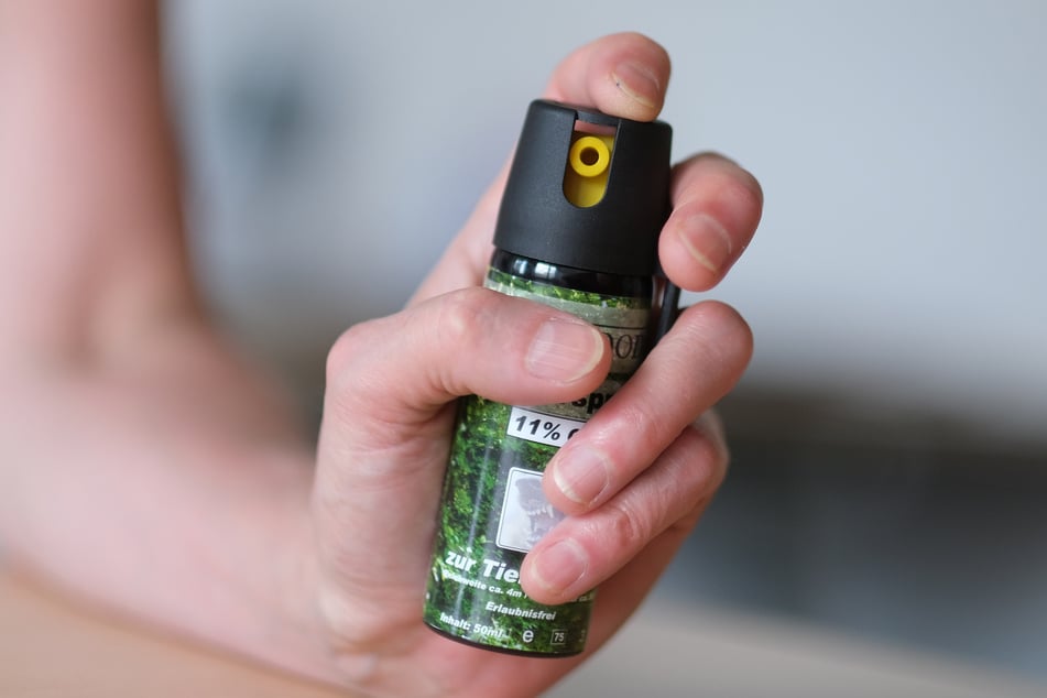Das Pfefferspray traf auch eine vorbeilaufende Passantin.