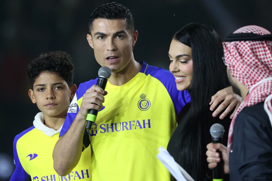 Tragen Cristiano Ronaldo (39, M.) und sein Sohn (14, l.) bald auch zu einem Punktspiel das gleiche Trikot?