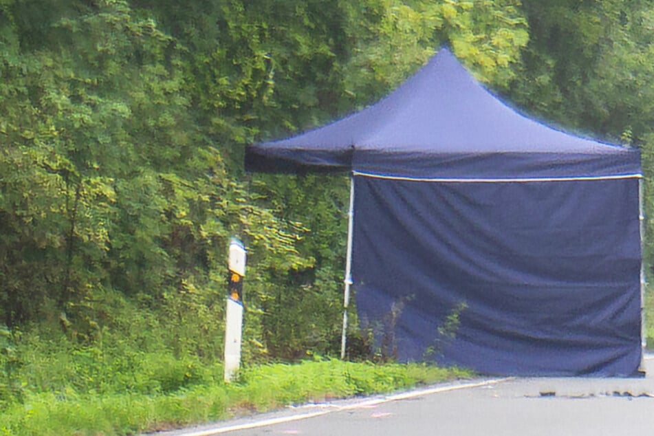Leichenfund auf der Darmstädter Landstraße bei Frankfurt-Sachsenhausen: Die Polizei sperrte den Bereich weiträumig ab.