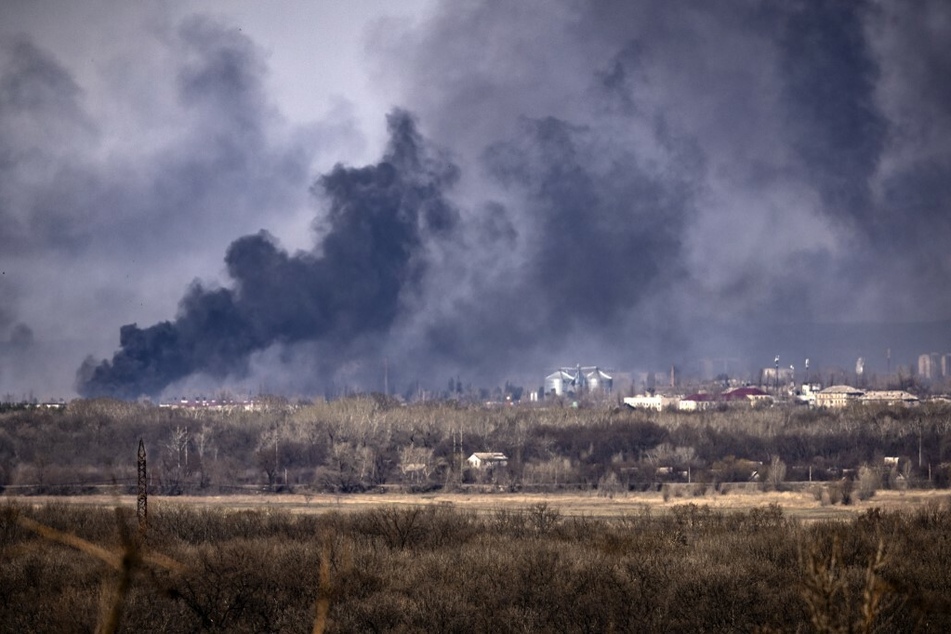 Rauch steigt aus der Stadt Rubischne. Die Angriffe in der Donbass-Region dauern seit mehr als einem Monat an.