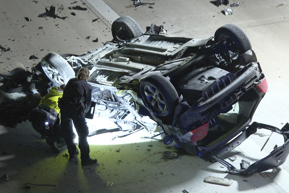 Der Peugeot prallte gegen die Mittelschutzplanke und überschlug sich anschließend.