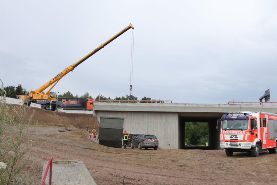 An einer Brücke an der A6 ist bei der Anschlussstelle Schnelldorf eine Asphaltiermaschine abgestürzt.