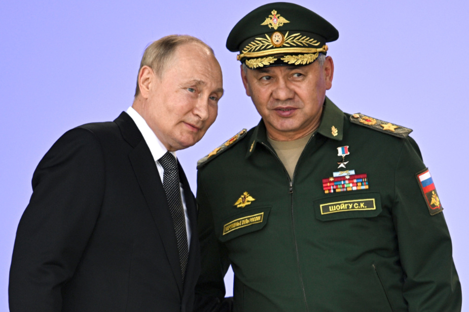 Russlands Verteidigungsminister Sergej Schoigu (67, r.) mit Kreml-Chef Wladimir Putin (70).