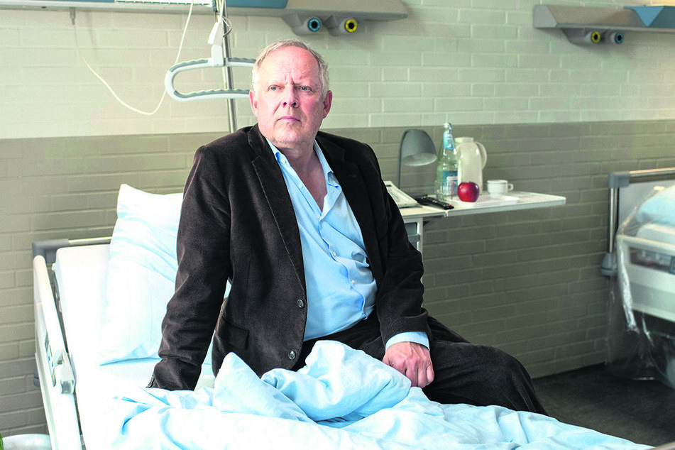 Kommissar Klaus Borowski (Axel Milberg, 66) ermittelt in seinem neuesten Fall aus dem Krankenhausbett.