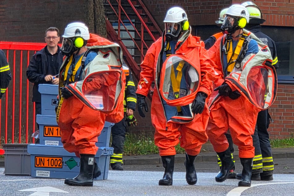 In speziellen Schutzanzügen machten sich die Einsatzkräfte der Feuerwehr an die Arbeit.
