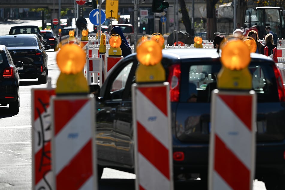 Autofahrer in der Stadt Köln müssen sich in den nächsten Wochen auf Umleitungen und Verzögerungen einstellen. (Symbolbild)