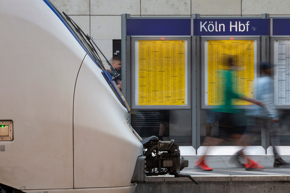 Köln: Blutiger Zoff im Kölner Hauptbahnhof: Frau schlägt Kontrahentin mit flacher Hand ins Gesicht