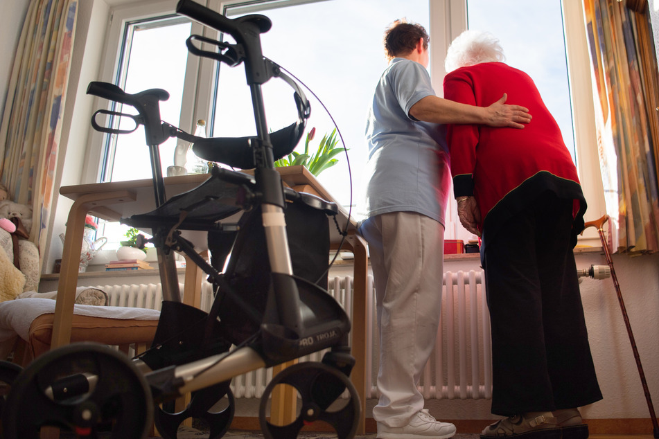 Eine Pflegerin (l.) und eine Bewohnerin des Pflegeheims.