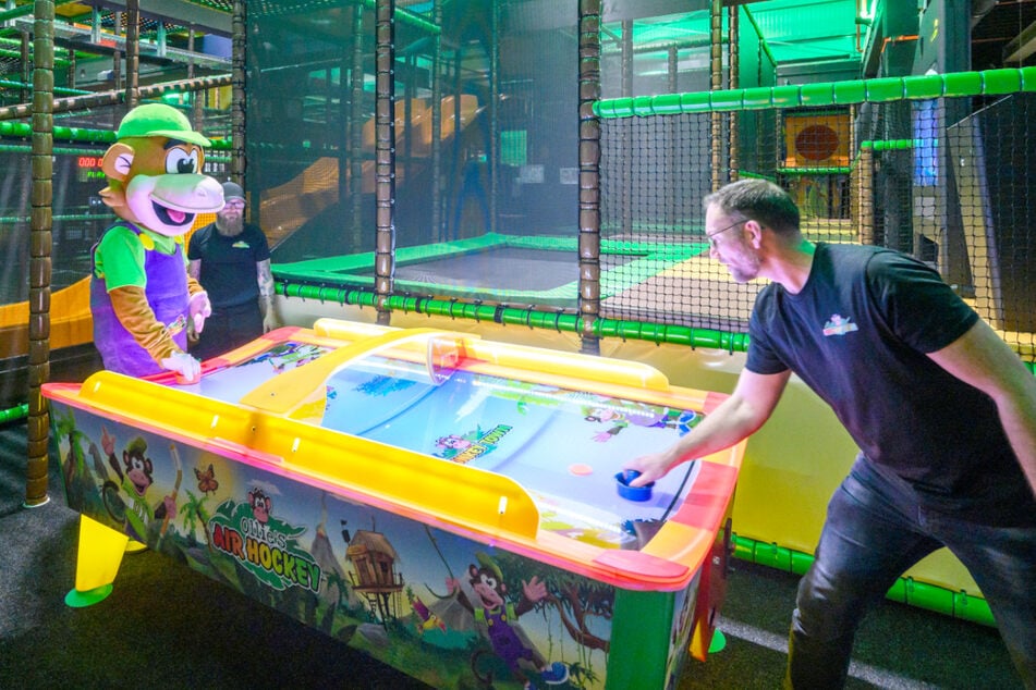 Halloween im Monkey Town Chemnitz bedeutet jede Menge Spielspaß im Bällebad oder beim Airhockey.