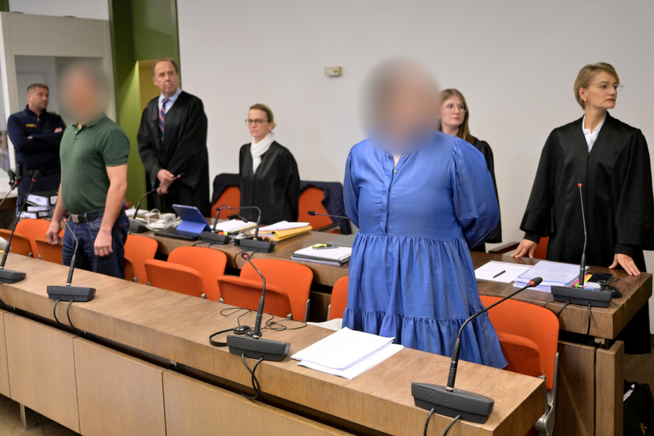 Die Angeklagte Andrea Tandler (3.v.r) steht zu Prozessbeginn im Gerichtssaal vor ihren beiden Anwältinnen Cheyenne Blum (2.v.r) und Sabine Stetter (r). Andrea Tandler und ihr Partner (2.v.l) müssen sich wegen steuerrechtlicher Vorwürfe vor dem Landgericht München I verantworten.