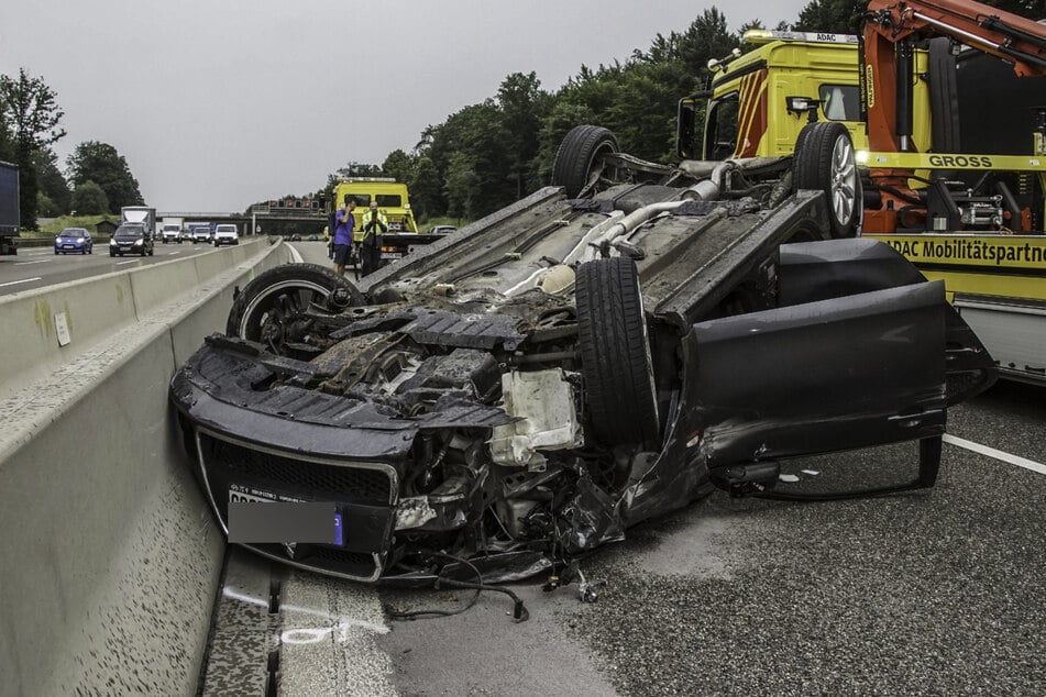 Unfall A8: Mitsubishi überschlägt sich auf der A8: 59-Jährige verletzt