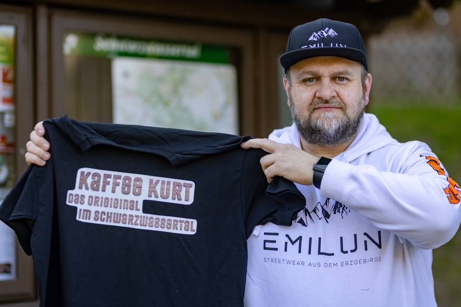 Norman Pörschke (44) druckte Kurt-T-Shirts und verkauft sie zugunsten des Waldcafé-Betreibers.