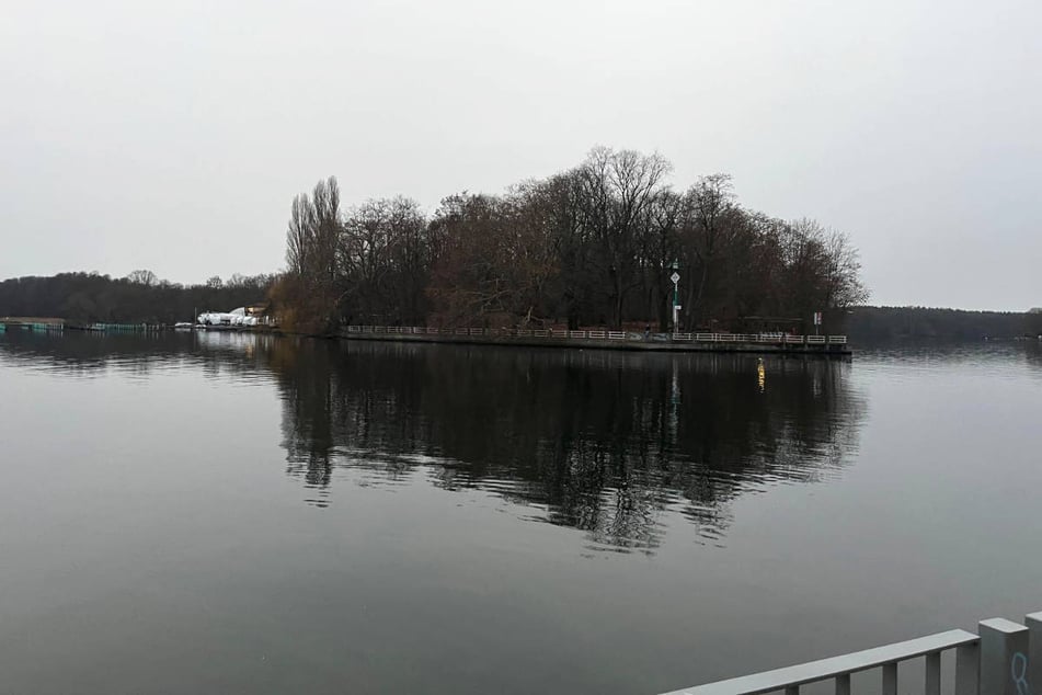 Das Saunafloß ist auf der Höhe des Spreetunnels in Friedrichshagen in Brand geraten. (Archivfoto)