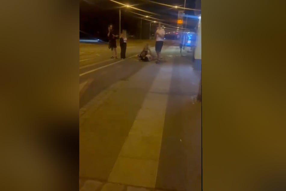 Einer der beiden Beteiligten liegt nach der Attacke am Boden.