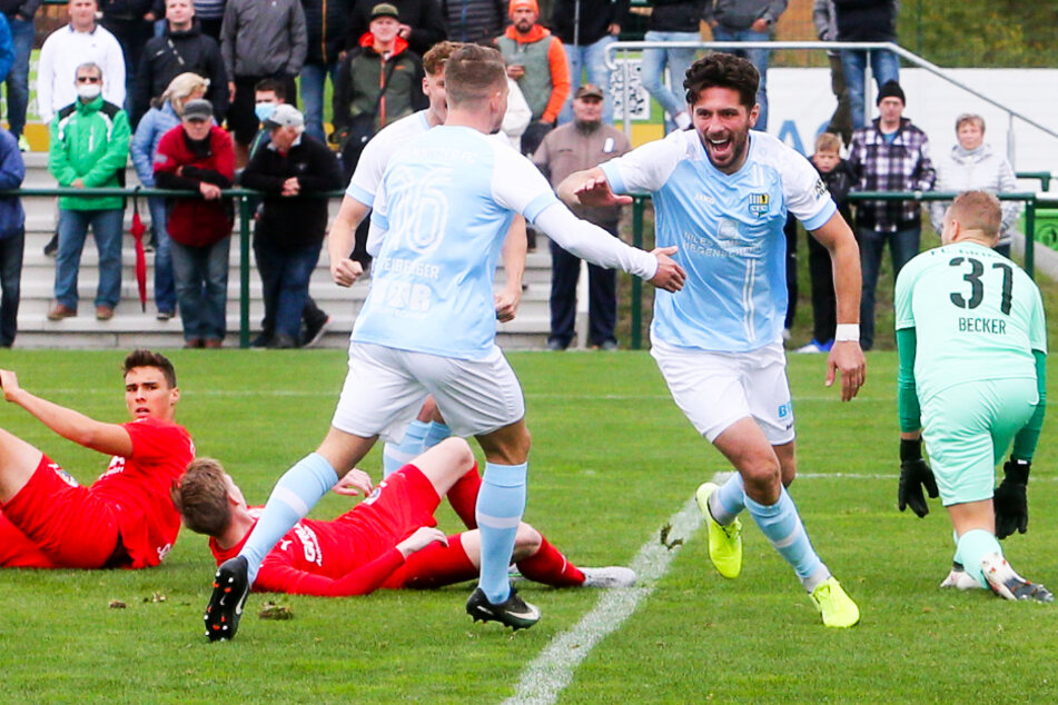 Andis Shala (2.v.r.) jubelt mit Kevin Freiberger über sein erstes Tor für den Chemnitzer FC.