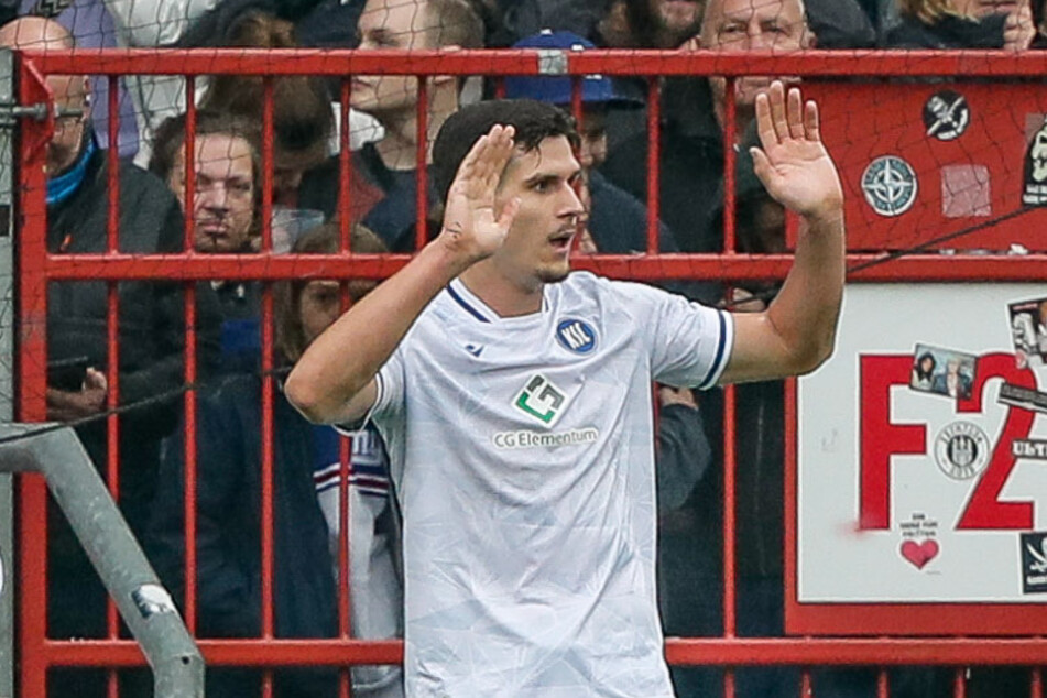 KSC-Profi Igor Matanovic (20) hob nach seinem Treffer gegen seinen Ex-Verein FC St. Pauli, für den er 13 Jahre lang das Trikot trug, die Hände.