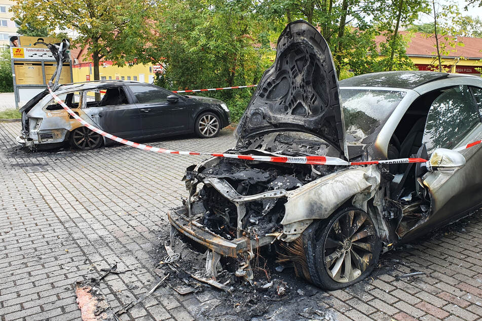 Beide wurden vollkommen zerstört. Die Polizei hat die Ermittlungen aufgenommen.