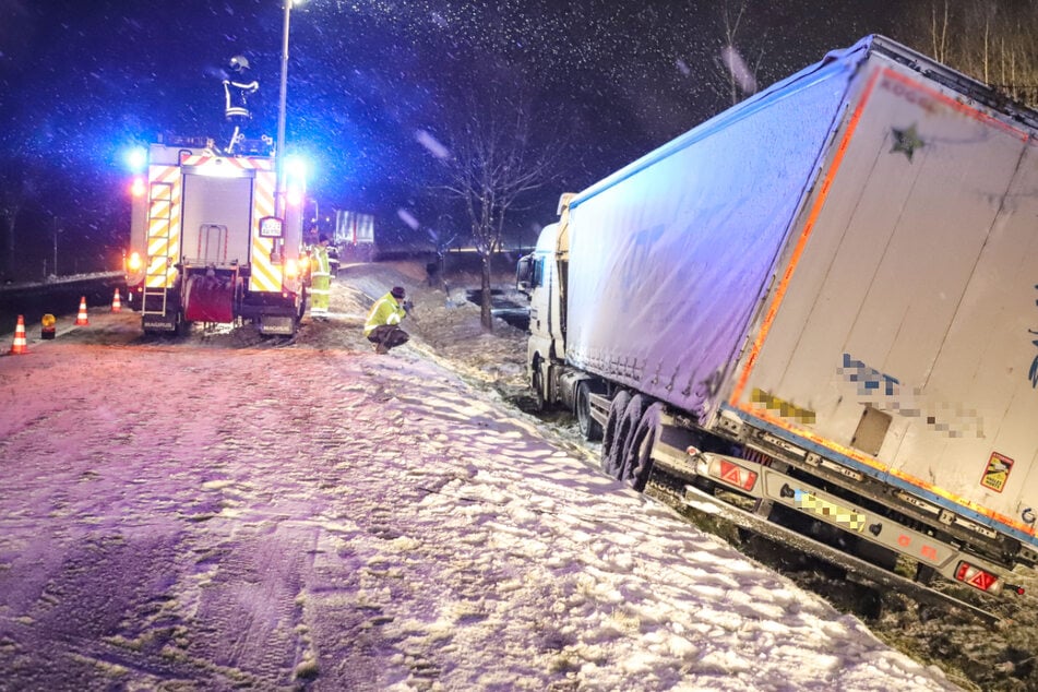 32.000 Euro Sachschaden nach Glätteunfall im Erzgebirge: Lkw verliert Hunderte Liter Diesel