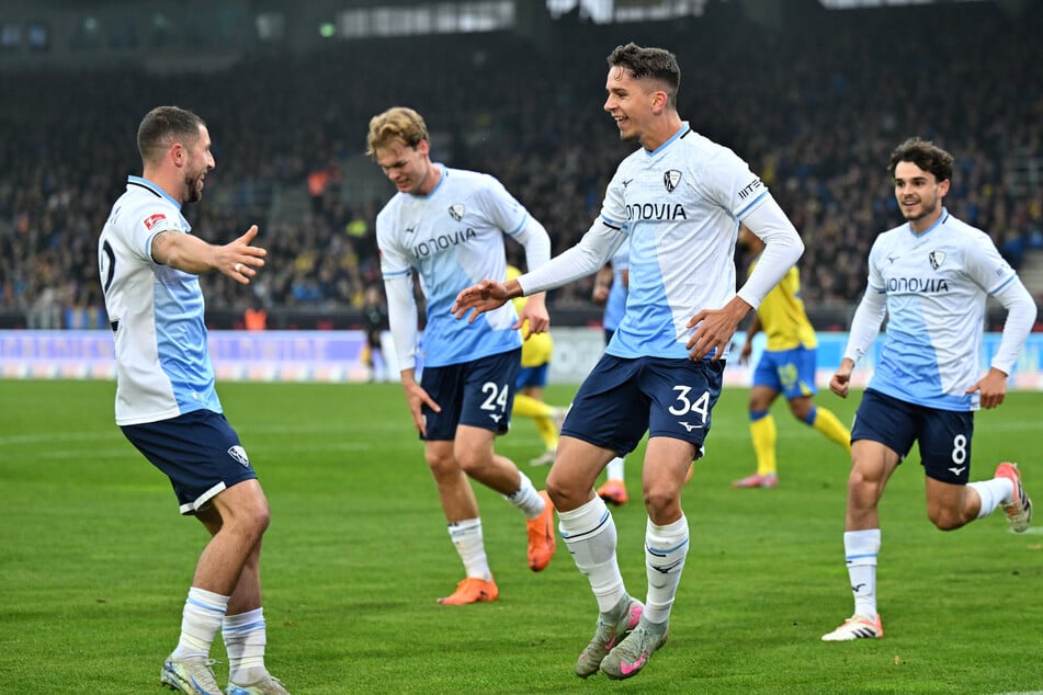 Am 12. Spieltag der 2. Liga gelang Cajetan Lenz (2.v.r.) gegen Eintracht Braunschweig sein erstes Profitor.