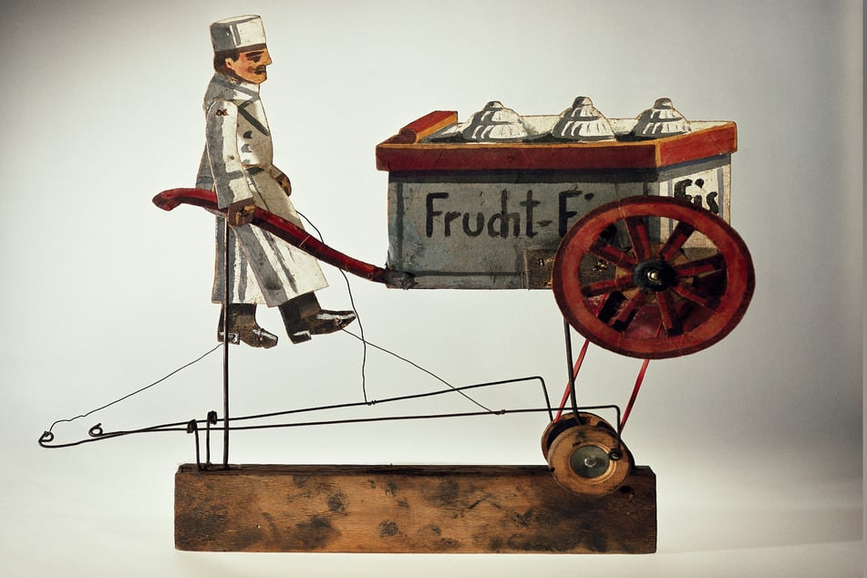 Dieser mechanische Eisverkäufer aus einem "Theatrum Mundi" findet sich in der weltgrößten Puppentheatersammlung.