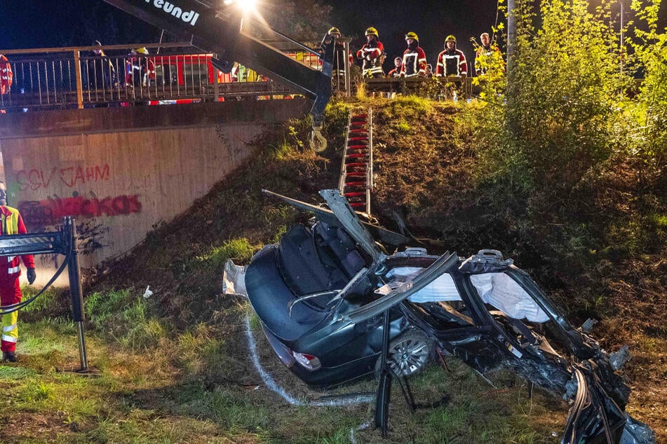 Der BMW zerriss in zwei Teile und blieb in der Böschung liegen.