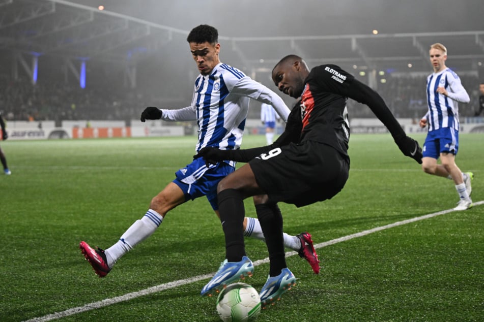 Niels Nkounkou (r.) und die Eintracht taten sich in der finnischen Hauptstadt schwer.