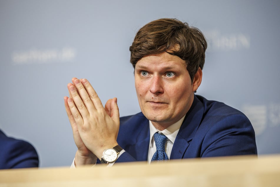 Kultusminister Conrad Clemens (43, CDU) tritt für Verbote ein.
