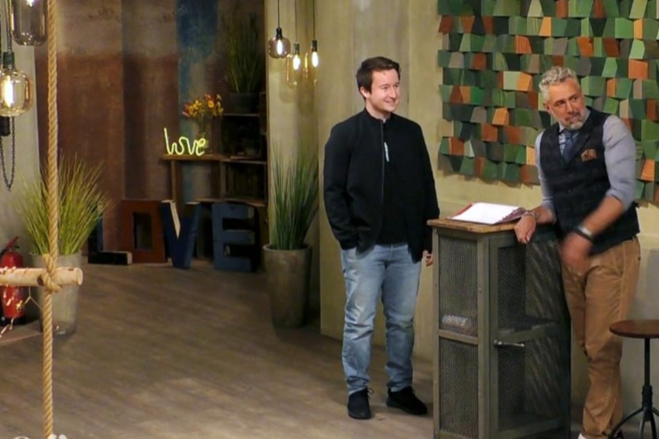 First Dates: Als Max Restaurant-Chef Roland begrüßt, tritt er sofort ins Fettnäpfchen