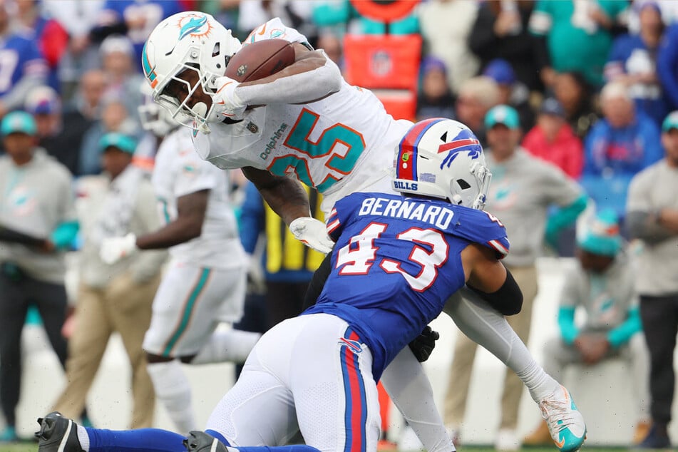 Sie standen kurz vor einem Überraschungssieg: Die Miami Dolphins verlieren zehn Sekunden vor Abpfiff gegen die Buffalo Bills (blau).