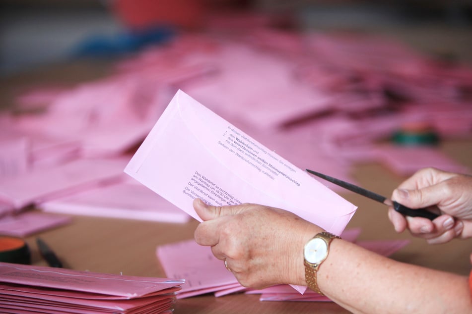 Die ersten Wahlscheine sind inzwischen ausgezählt. Doch bis zum finalen Ergebnis vergeht wohl noch viel Zeit.