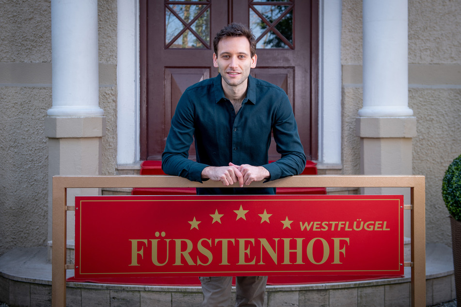 Julian Specht (Tim Borys, 32) wird Chauffeur am Luxushotel "Fürstenhof".