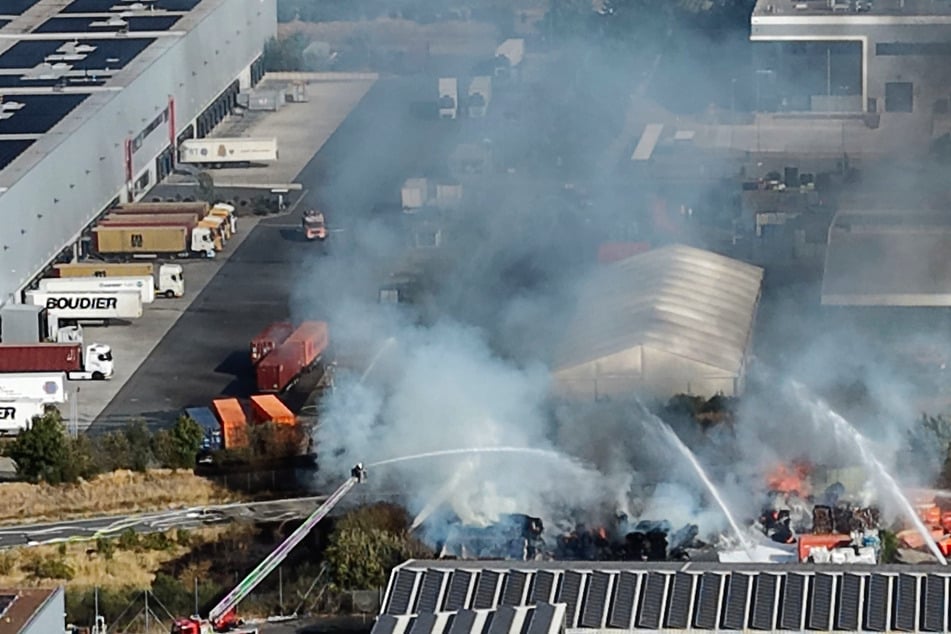 Großbrand in Entsorgungsbetrieb: Schwarze Rauchwolke kilometerweit sichtbar