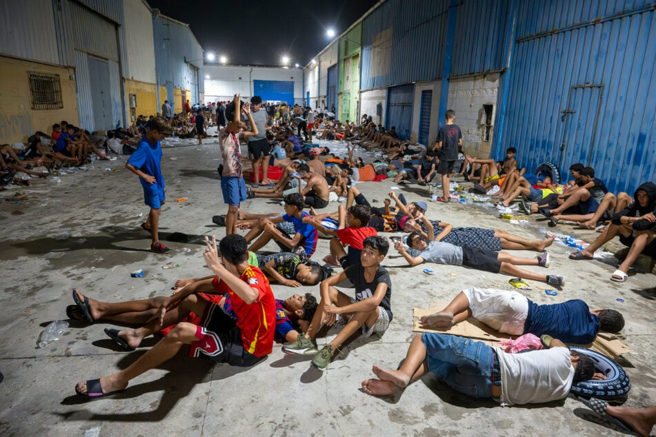 Dutzende Flüchtlinge verbrachten die Nacht auf der Straße.