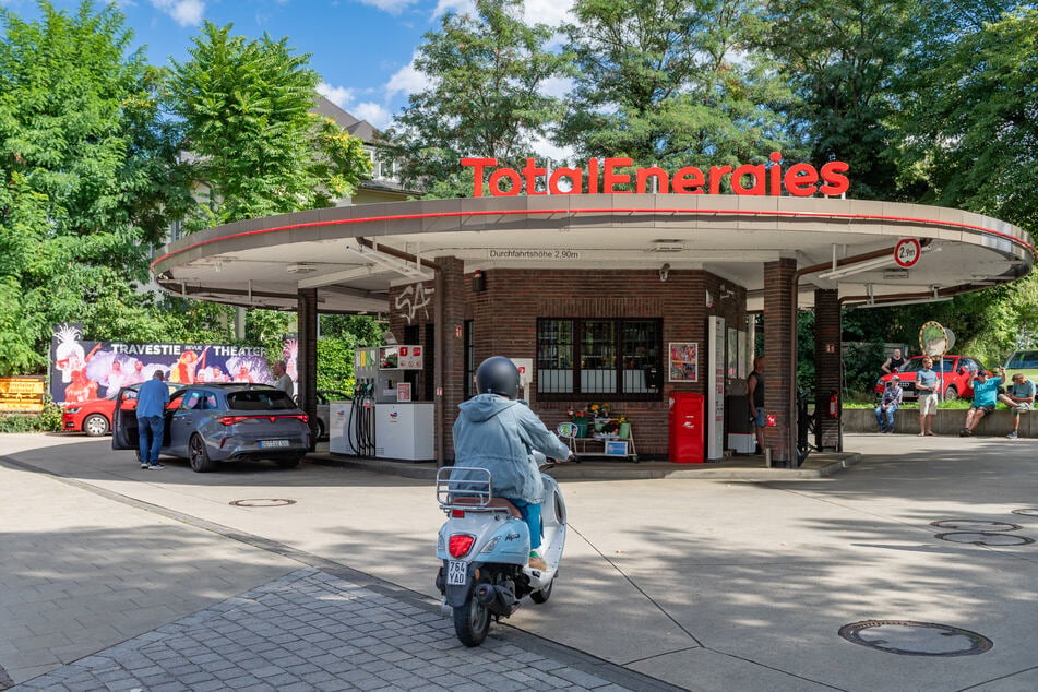 Rundes Dach auf eckigem Kassenhaus - das ist seit fast 100 jahren das Markenzeichen der kleinen Tankstelle an der Bautzner Straße.