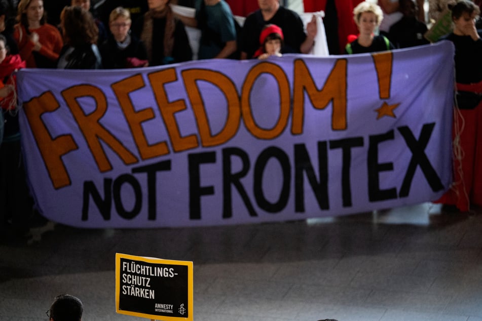 Frankfurt: "Stop Abschiebung": Hunderte Menschen demonstrieren am Frankfurter Flughafen