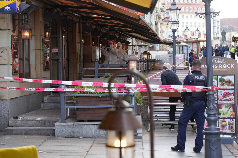 Polizei und Spurensicherung waren Samstag beim Ayers Rock. Sie riegelten das Restaurant in der Dresdner Altstadt ab.