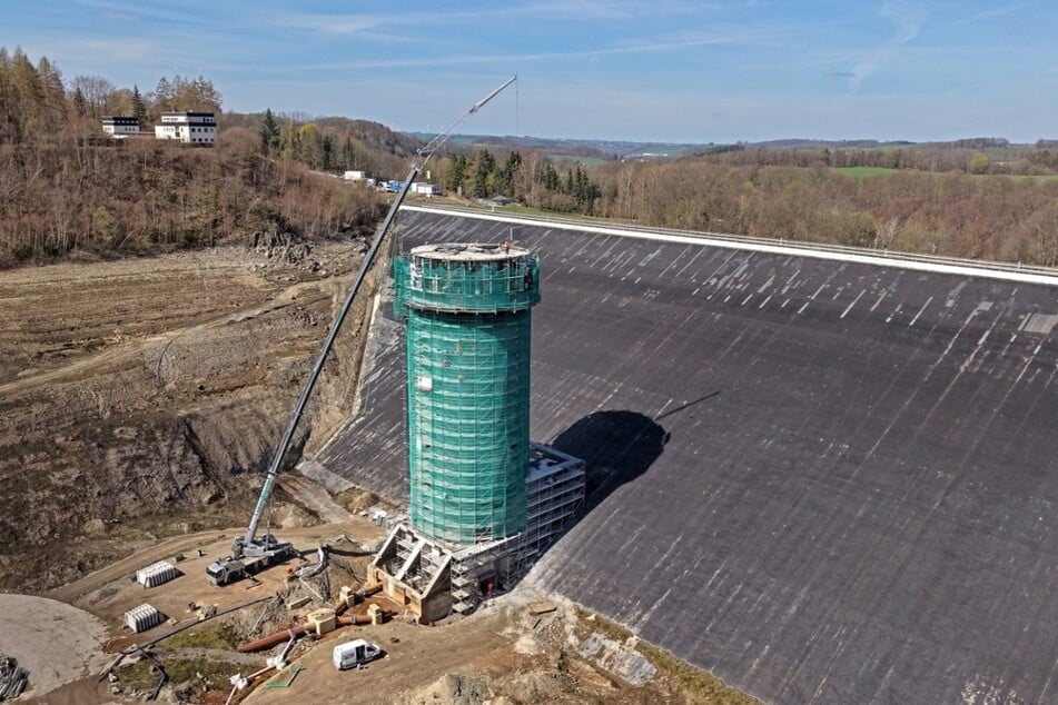 Neben der Staumauer muss auch der Trinkwasserentnahmeturm der Talsperre Lichtenberg saniert werden.