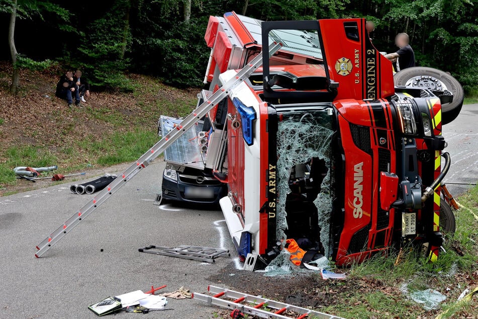 Stuttgart: Fire Truck der U.S. Army begräbt Opel unter sich: Schutzengel wacht über jungen Mann