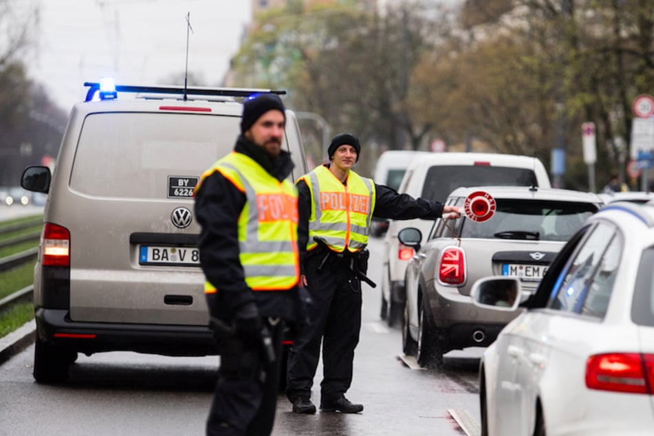 Im Zuge der neu auferlegten Ausgangsbeschränkungen befragt die Polizei die Insassen von Fahrzeugen nach dem Grund und der Notwendigkeit ihrer Fahrt.