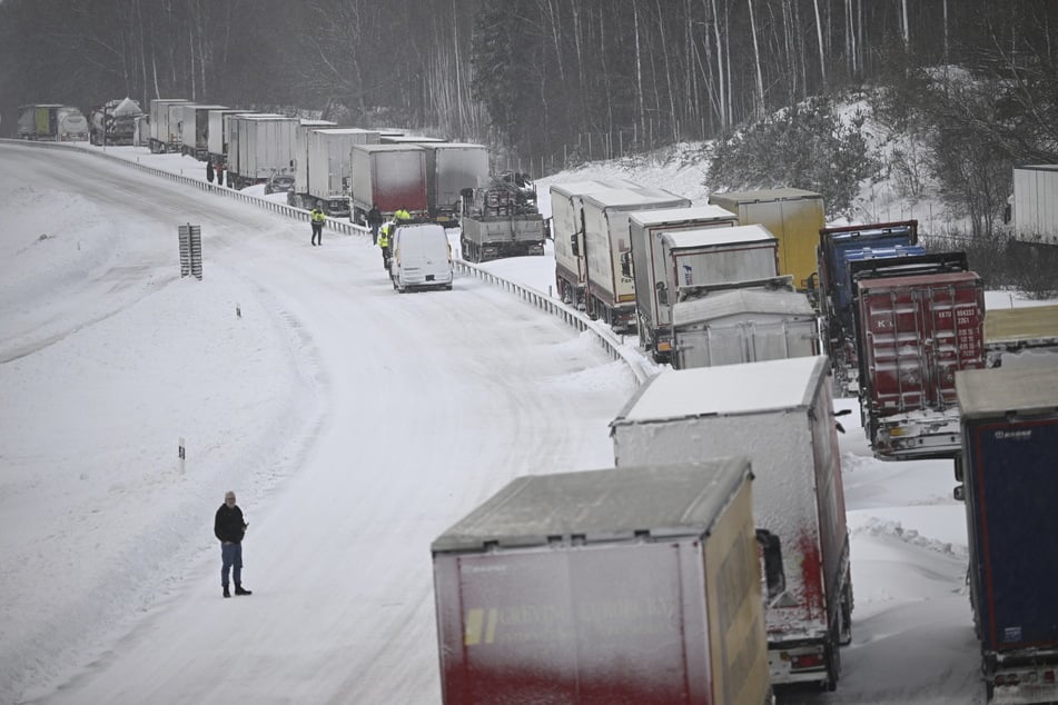 Zahlreiche Lastwagen stecken weiter auf der Europastraße 22 bei Linderöd in Südschweden fest.