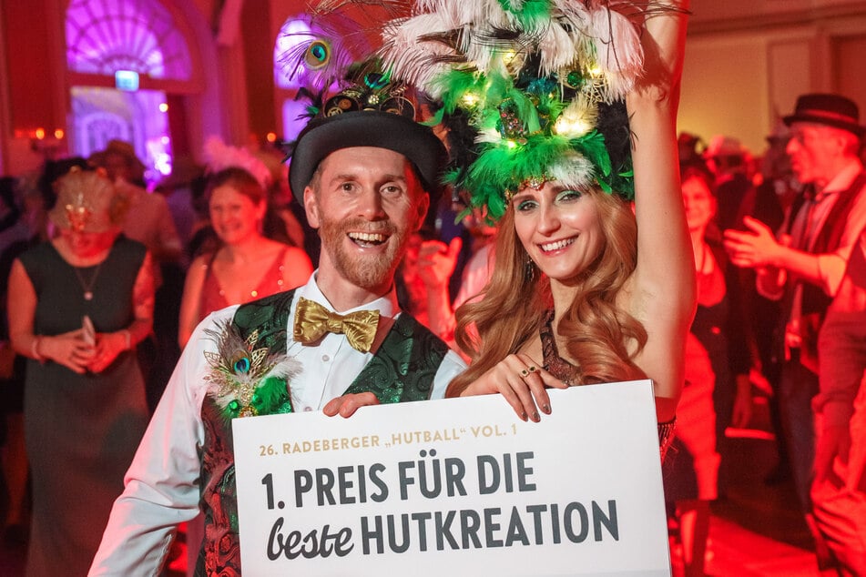 Die Paare mit den verrücktesten Hüten werden auf dem Hutball prämiert - 2024 gehörten Sven Mireider und Isabell Hänsel zu den glücklichen Gewinnern.