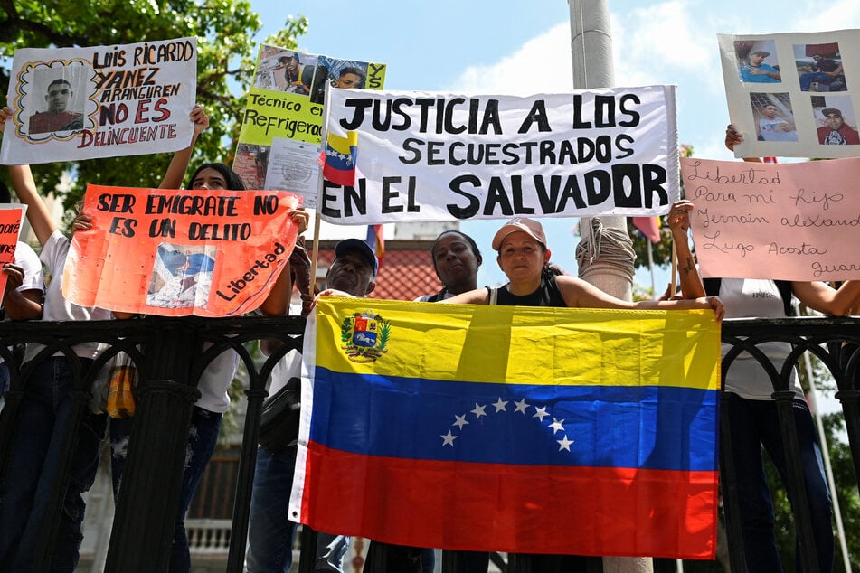 The Trump administration's justification for using the Alien Enemies Act to deport people accused of being part of a gang has been undercut by US intelligence agencies.