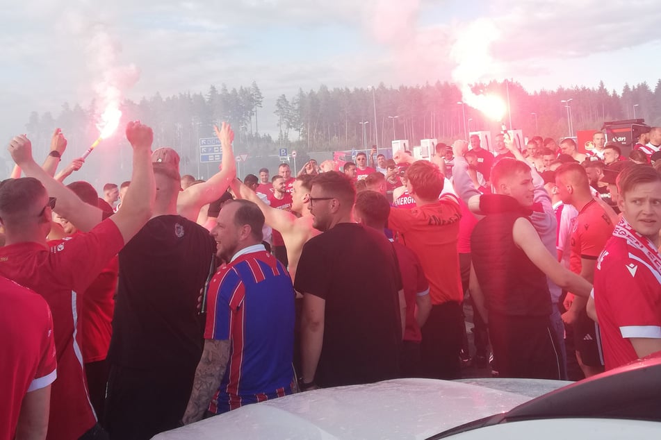 Energies Fans feiern auf dem Rastplatz - ihre Aufstiegshelden sind mittendrin.