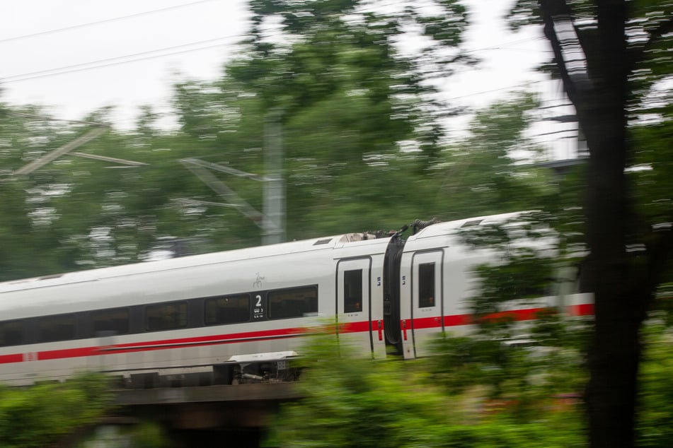 Sie machen es als Mutprobe oder für Klicks in den sozialen Medien: Immer wieder riskieren junge Menschen bei Fahrten auf Zügen ihr Leben. (Symbolbild)