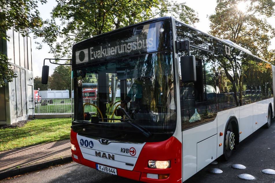 Ein Evakuierungsbus fährt zur Patientenverlegung zur LVR-Klinik.