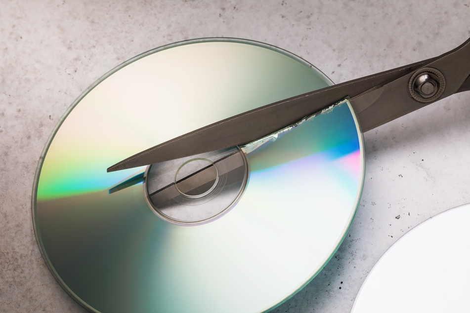 Bevor man alte CDs entsorgt, ist es in der Regel ratsam, diese zu zerschneiden oder anderweitig unlesbar zu machen.