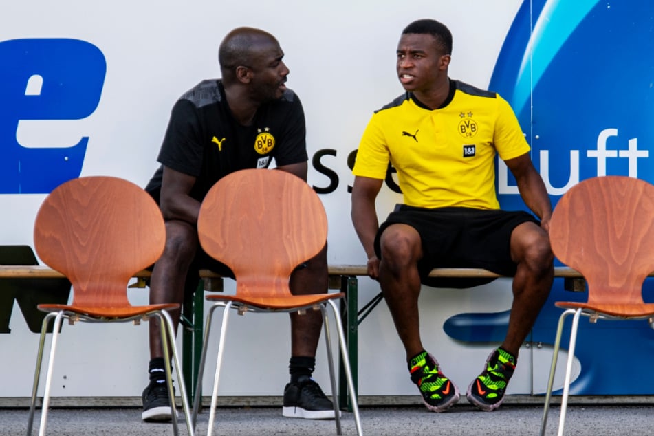 Youssoufa Moukoko (r.), hier im Gespräch mit Dortmunds Talent Manager Otto Addo, durfte die Vorbereitung mit den Profis absolvieren.
