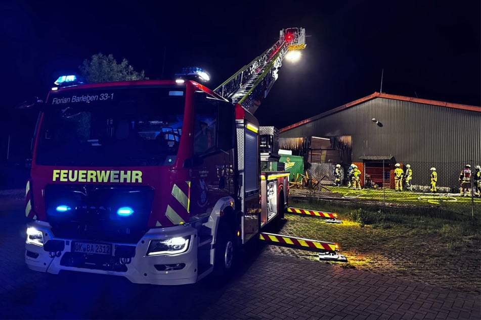 Mehrere Feuerwehren waren am frühen Donnerstagmorgen in Barleben im Einsatz.