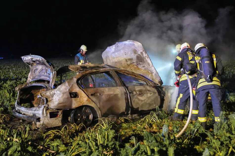 Die Feuerwehr löschte das Autowrack in einem Feld bei Osterhofen.
